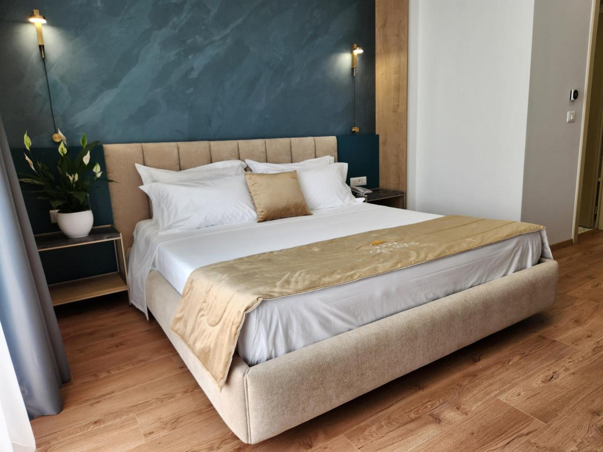 Gold Hotel